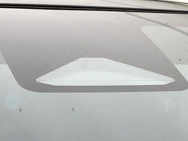 【トヨタセーフティセンス】走行中に前方の車両等を認識し、衝突しそうな時は警報とブレーキで衝突回避と被害軽減をアシスト。より安全にドライブをお楽しみいただけます。