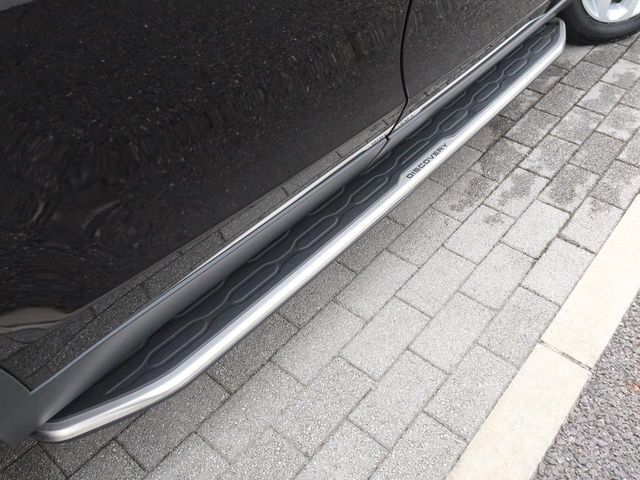 人気オプションの【フィックスドサイドステップ】装着車！ディスカバリースポーツにマッチしたデザインで乗り降りをサポートするだけでなく、オフロードスタイルを強調できます。