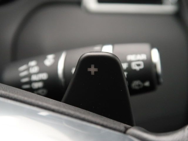ステアリングパドルシフト『クイックなシフト操作が可能！レスポンスが高く、運転者様のギア変則にしっかりとついてきてくれます！ジャガーと一体となれる装備です。』