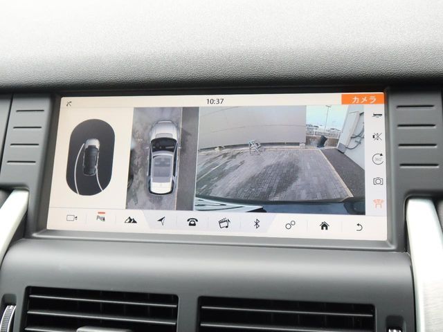 【全周囲カメラとセンサー】は狭い場所でも安心して駐車できるようにサポート。タッチスクリーンの表示と音で障害物との距離を確認できます。車幅感覚に慣れていない方や駐車の苦手な方には必見の装備といえます♪
