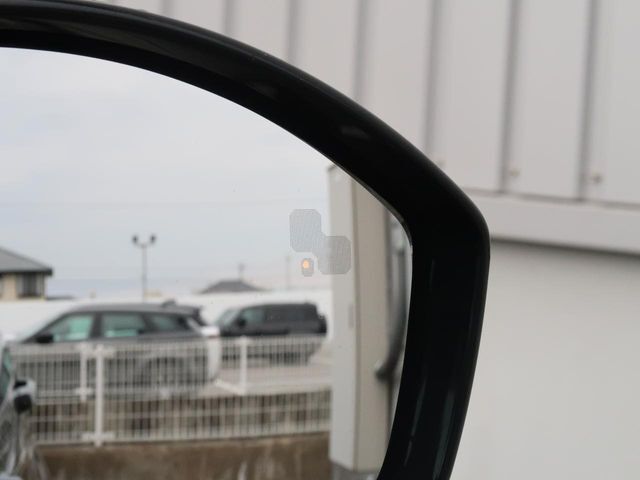 【ブラインドスポットモニター】左右斜め後ろを平行して走る車を認識し、車線変更の際に危険を察知するとドライバーへ警告を促します。夜・雨・トンネル内など走行時の環境が悪い時ほど頼りになる安全装置です。