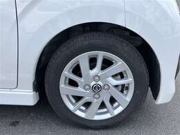 スポーティな印象を与えるホイールです。どこまでも走っていきたくなるようなデザインですね♪