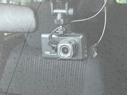 【ドライブレコーダー】安心・安全なカーライフに必須のドライブレコーダーを装備！走行中はもちろん、あおり運転や事故に遭遇した際の状況も映像で記録し、万一のリスクに備えます。