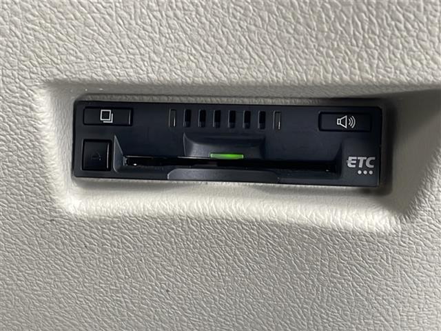 【ETC】有料道路を利用する際に料金所で停止することなく通過できる、ETC車載器（ノンストップ自動料金収受システム機器）が装備されています。セットアップを行うことで利用可能になります。