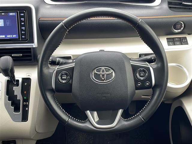 【ステアリング】軽い力で扱いやすいハンドルです。目立つ傷やスレなどなく綺麗な状態です！除菌プランいれていただくとさらに快適に！清潔なお車はお子様にも安心ですね！