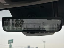 【デジタルインナーミラー（トヨタ）】車両後方カメラの映像をルームミラーに映すことが出来ます。 そのため、後席に人や荷物があって後方が見えづらい場合でもしっかり視界を確保することが出来ます。