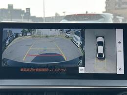 【パノラミックビューモニター】クルマを真上から見下ろした視点で駐車をサポートします。クルマの斜め後ろや真横など、いち早く障害物に気が付くことができます。