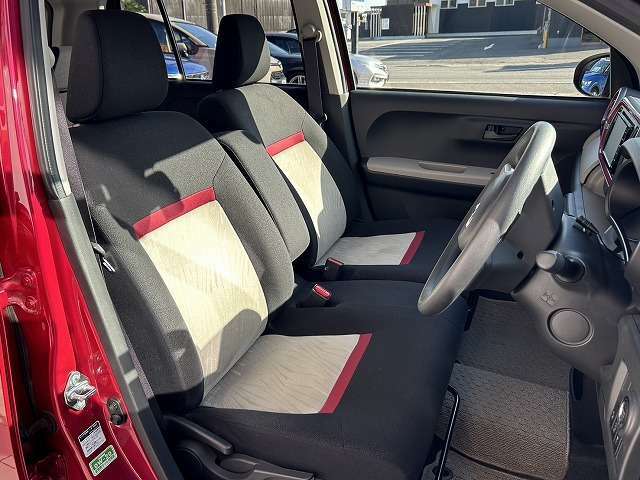 フロントシートはベンチ式となり、収納ボックス付きのセンターアームレストも備わります。またシート表皮は肌触りの良いスエード調トリコットが奢られています。