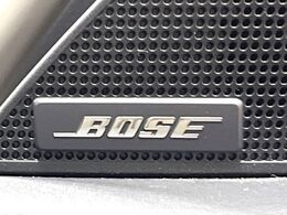 【BISEサウンドシステム】メーカーオプションの高品位サウンドシステムを搭載。専用のチューニングが施された大小様々なスピーカーから良質なサウンドが奏でられ、臨場感あふれる音響空間を演出します。