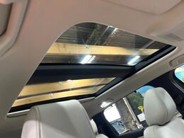 【大型サンルーフ】車内の解放感が一気に上がる大型のパノラマルーフ！季節を問わず開放的で快適なドライブをお楽しみいただけます。流通量も少なく希少価値の高い人気の装備です♪