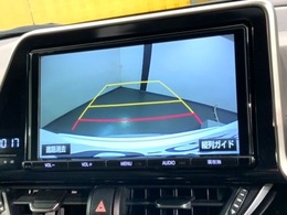 リバースギアに入れるだけで後方の表示へ切り替わります。夜間や雨の日の駐車も楽になりますよ。