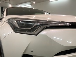 LEDヘッドライトは、点灯の瞬間から最大光量を発揮し、突然暗くなるトンネルなどでの安定感を高めます。