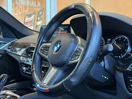 レザーステアリングホイール：手になじみやすいステアリングで左右の機能でナビに触らず、音量調整や切り替えができるので、走行中にとても便利です！