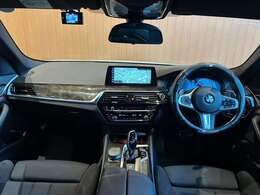 全体を俯瞰してみるとよく分かる、細部までこだわったデザインです！ドライバーの運転姿勢にもこだわっていることがよく分かります！