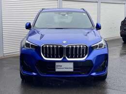 フロントマスクはどこからみてもBMWとわかるスタイルです
