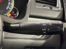 【オートライト】周りの明るさに応じて自動でヘッドライトの点灯・消灯ができる機能です！ライトの付け忘れ・消し忘れなどが無くなり、雨の日や夕方の走行も安心！トンネル通過時も便利ですね♪