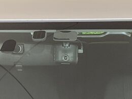 【ドライブレコーダー】安心・安全なカーライフに必須のドライブレコーダーを装備！走行中はもちろん、あおり運転や事故に遭遇した際の状況も映像で記録し、万一のリスクに備えます。