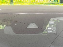 【スマートブレーキサポート】走行中に前方の車両等を認識し、衝突しそうな時は警報とブレーキで衝突回避と被害軽減をアシスト。より安全にドライブをお楽しみいただけます。