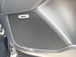 【BOSEサウンドシステム】メーカーオプションの高品位サウンドシステムを搭載。専用のチューニングが施された大小様々なスピーカーから良質なサウンドが奏でられ、臨場感あふれる音響空間を演出します。