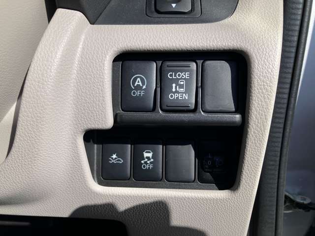 助手席側、パワースライドドアになっております。