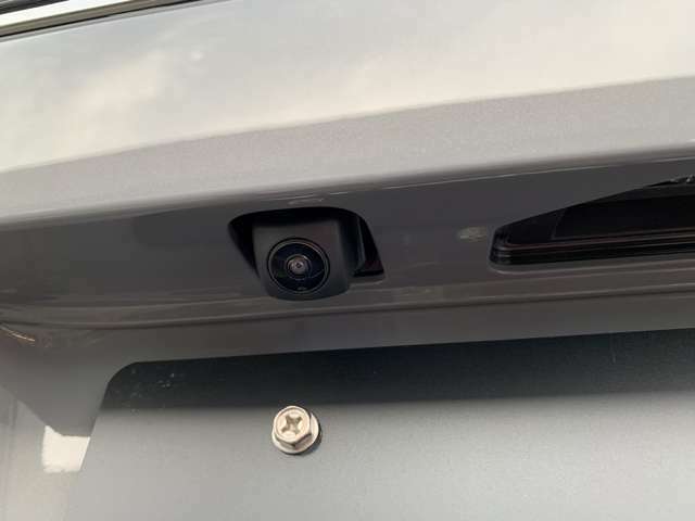 駐車も安心のカメラ付いています。別途ナビと接続することで使用できます。後方確認や車庫入れも安全・快適です。