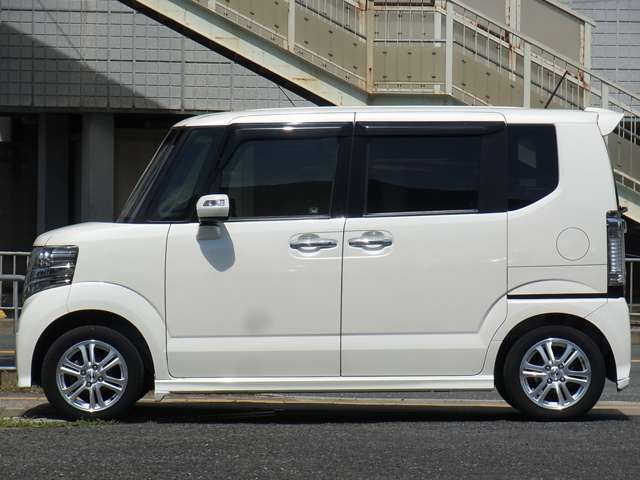車検を受けてのお渡しです。車検代、重量税、自賠責保険料等含めたものがお支払総額です（他府県登録費、陸送費等は除く）。　車両本体価格に車検費用を含んでいないため掲載規約上「検無」という表記になります。