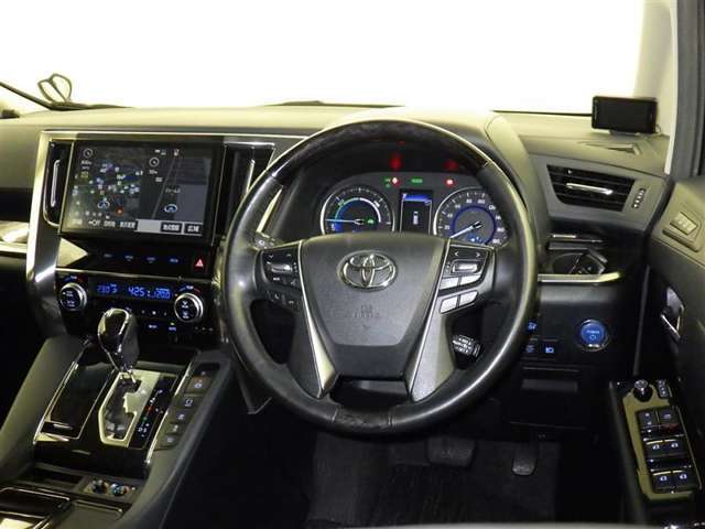 運転の際、常に目にする部分だけにシックで飽きのこないデザインが良いですね。