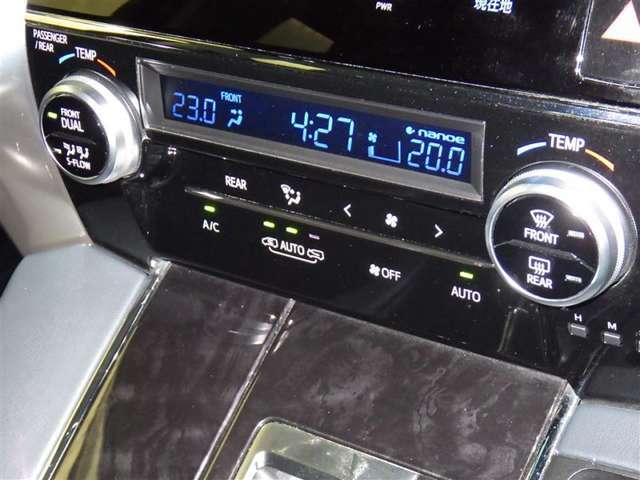 運転席・助手席・独立型オートエアコン。運転手とパートナー別々の温度設定が出来快適なドライブが楽しめます！！