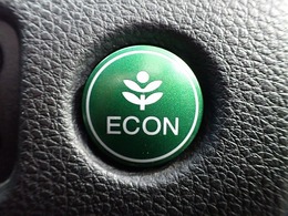 エンジン、エアコンなどを制御し低燃費な『ECONモード』に、また走りを楽しみたいとき、空調など快適性を重視したいときにはスイッチOFFで通常モードに切り替えができます！