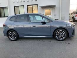 後部座席も使用感が少なく良好な状態です！！後席シートもしっかりと作りこまれているので長距離の移動でも疲労を感じにくいです！