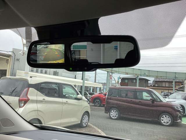 リヤビューモニター付ルームミラー装備！シフトを「R（後退）」に入れると、車両後方の映像をルームミラーに表示。後退時のステアリング操作の目安となるラインも表示し車庫入れをサポートします。