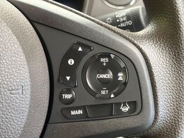 【アダプティブクルーズコントロール】自動で前の車との車間距離を一定に保ち、速度調整しながら走行します。さらにカーブを認識し、ステアリング操作もアシストします！
