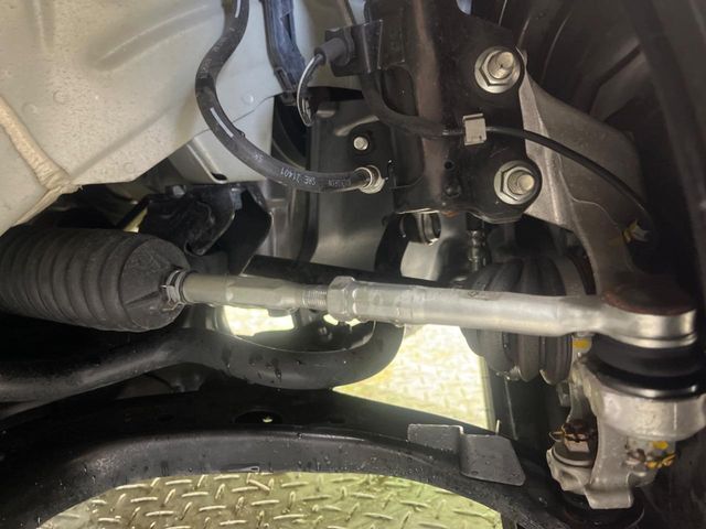 お車を安心してお乗りいただく為には、足回りの定期点検が欠かせません。サービスサポート（有償保証）では無料点検もご提供しており、安心のカーライフをお過ごしいただけるサポート体制が整っています。
