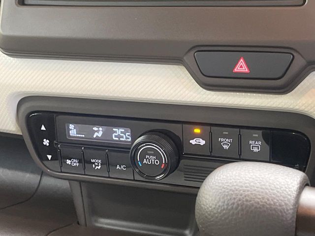 【オートエアコン】一度お好みの温度に設定すれば、車内の温度を検知し風量や温度を自動で調整。暑い…寒い…と何度もスイッチ操作をする必要はありません。快適な車内空間には必須の機能ですね♪