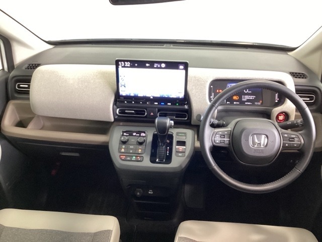 車内は光触媒抗菌消臭施工済です。インパネ周りはスタイリッシュなデザインで機能や装備も充実しています。グローブボックスやカップホルダーのほかにトレーなどたくさんの収納スペースが付いています。