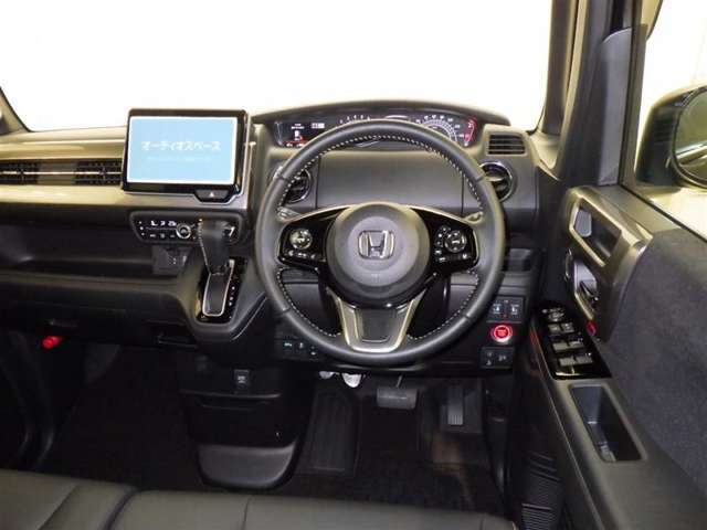 運転の際、常に目にする部分だけにシックで飽きのこないデザインが良いですね。