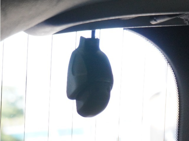 この車にはリアにもドライブレコーダーを装備しております◆映像・音声などを記録する自動車用の装置です。　もしもの事故の際の記録はもちろん、旅行の際の思い出としてドライブの映像を楽しむことができます。