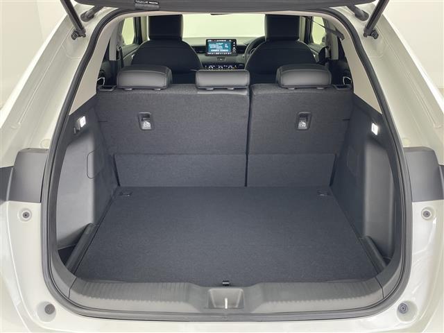 【トランク】積み込みやすくて、たっぷり積める荷室です。シートアレンジできるものは、乗車人数と荷物の量や大きさによってシートを動かすことができるので、より快適なドライブが可能です！