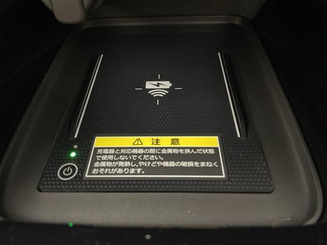 【ワイヤレス充電器（Qi）】走行中にスマートフォンをワイヤレスで充電できます！
