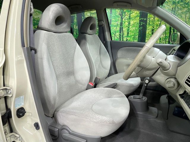 運転席まわりには十分なスペースがあり、大柄な方でもゆったり運転していただける環境です。