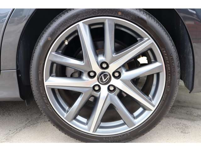 純正19インチAW付きになります！！納車時は、タイヤを4本共に新品に交換をさせて頂きますので、ご安心下さいませ♪♪