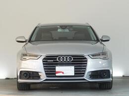 Audiデザインの特徴であるシングルフレームグリルが存在感を主張します。