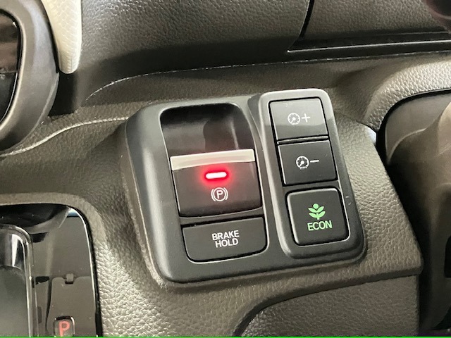 オートブレーキホールド機能付きです☆停車中にブレーキペダルから足を離しても、停車状態が続きます。渋滞、信号待ちの間等、安心です。アクセルを踏めば自動解除され、再発進できます。