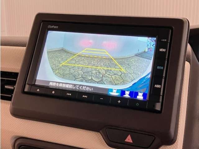 【バックカメラ】リバースにするだけで映ります、後方の安全確認や、狭い駐車場での車庫入れ、雨の日や夜間など視界の悪い時に便利です！安全にバックする為には欠かせない装備です。