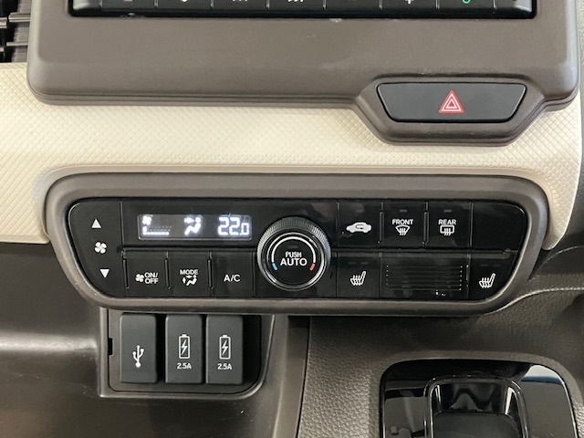 ＜フルオートエアコン＞汗ばむ夏・じめじめする梅雨・寒い冬でも簡単操作で1年中快適なカーライフが楽しめます！オートモード以外にも風の調節や温度調節もできます！