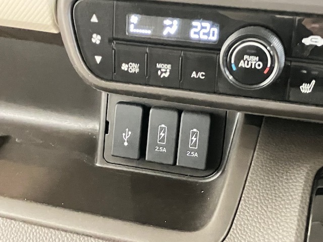 USB充電口を搭載しています！携帯電話の充電などに便利です！