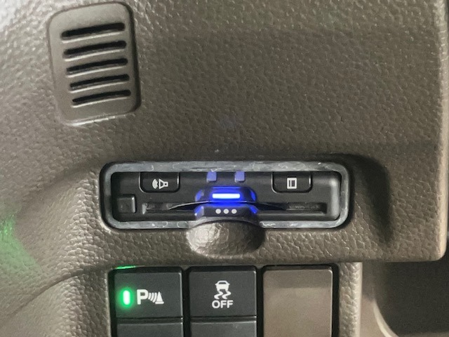 【ETC】便利なETC車載器も装備！高速道路の料金所もスムーズに通過できます。今や必須の装備ですね！お客様用にセットアップをしてのお渡しとなります！