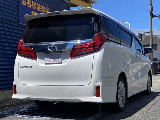 お客様の愛車を長くかわいがっていただけるように、さまざまな設備を揃えております。指定工場併設だからできる安心のアフターケア！一般整備・車検・修理・鈑金まで幅広く対応致します。