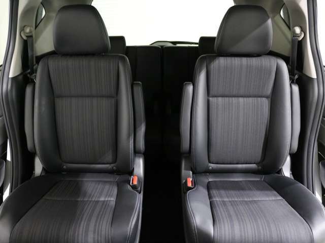 後部座席もゆったり座れます。