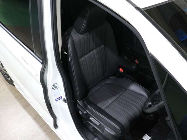 程よい硬さとホールド性が高いシートで長時間運転も快適です。